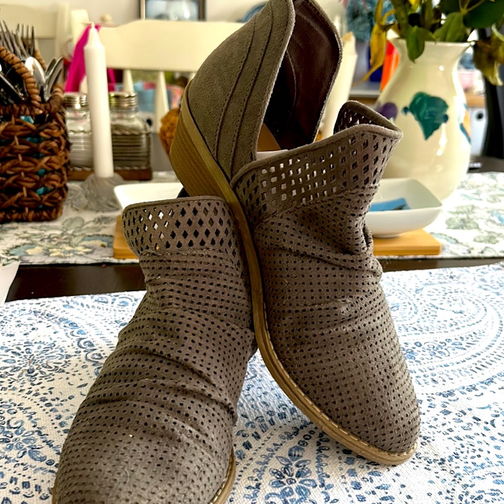 Report 8.5 grey suede ankle boots